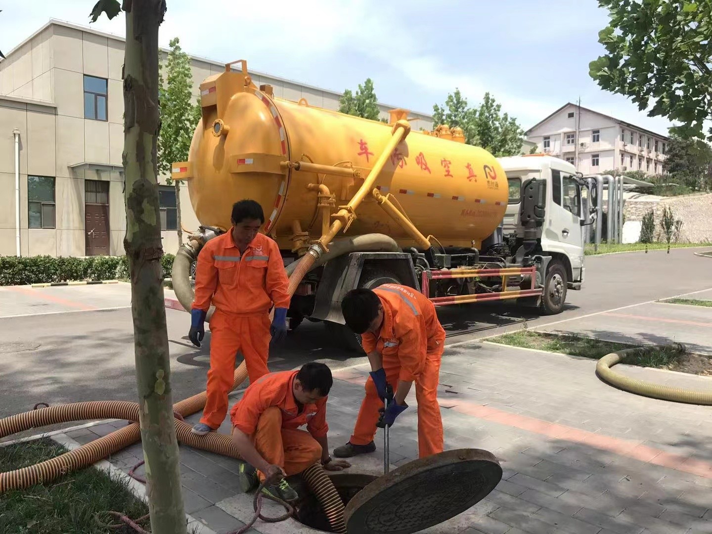 贞丰管道疏通车停在窨井附近