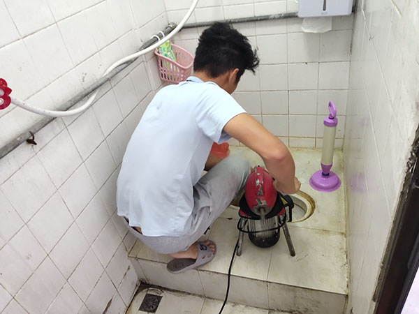 贞丰管道堵塞冒臭气 专业师傅现场解决问题