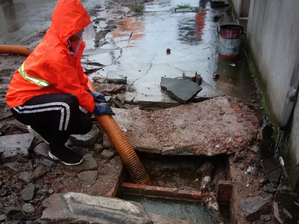 贞丰专业清理污水池 炜誉市政以规范流程守护城市 “肠道”