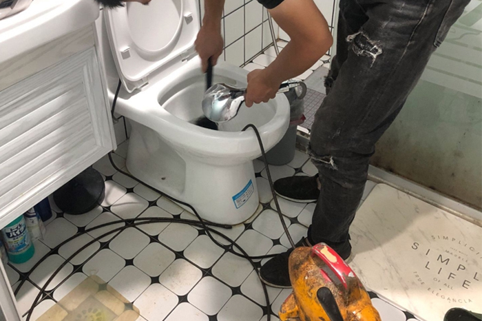 贞丰马桶堵塞自己疏通还是找师傅？专业上门服务让你省时更省心